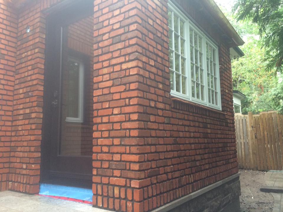 Un bâtiment en brique avec une fenêtre et une porte