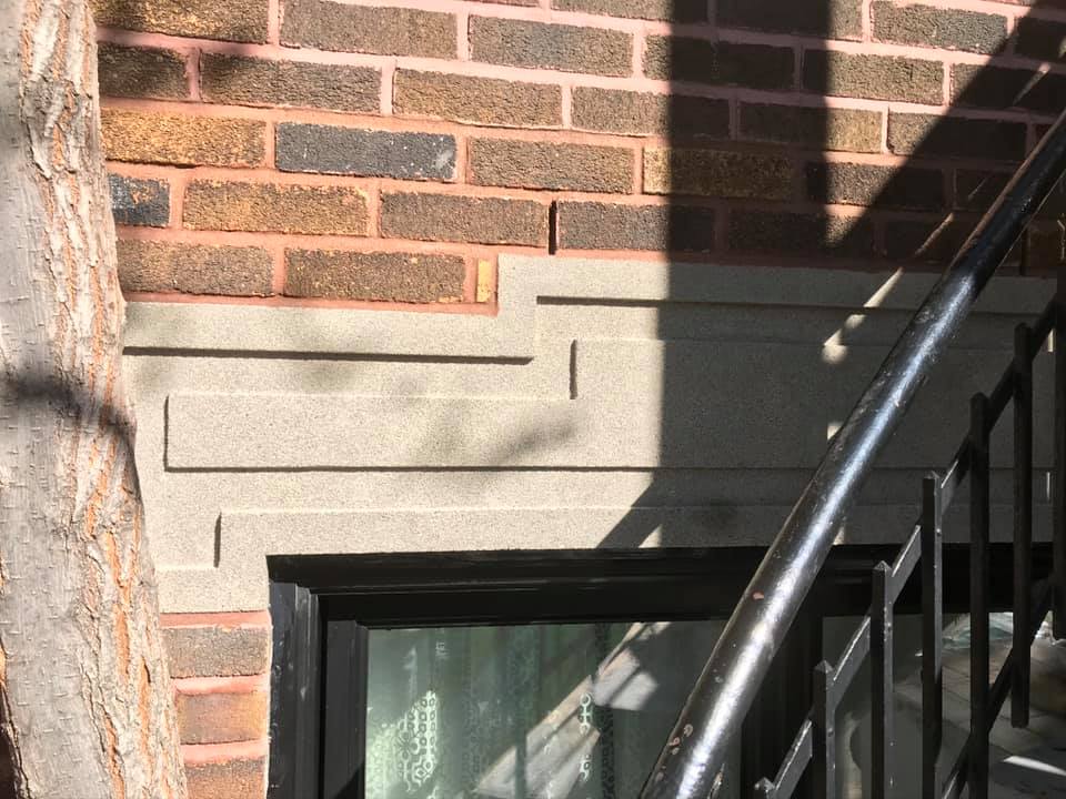 Un bâtiment en brique avec des escaliers et une fenêtre