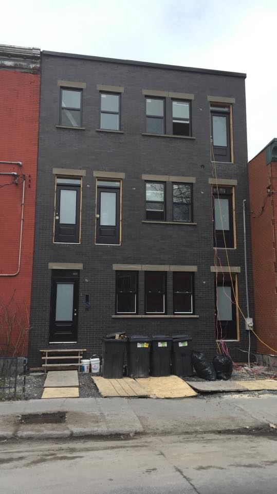 Un bâtiment en brique avec beaucoup de fenêtres est en cours de rénovation