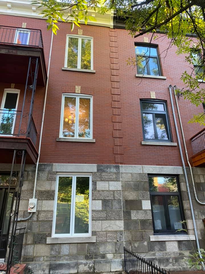 Un grand bâtiment en brique avec une échelle sur le côté.