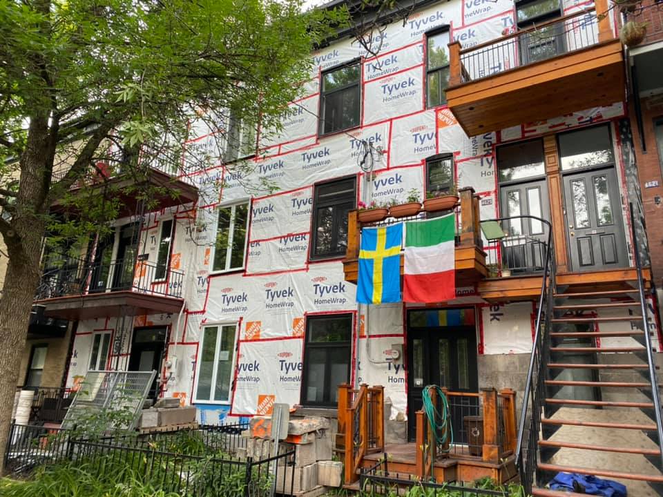 Un bâtiment avec beaucoup de fenêtres et d'escaliers est en cours de rénovation.
