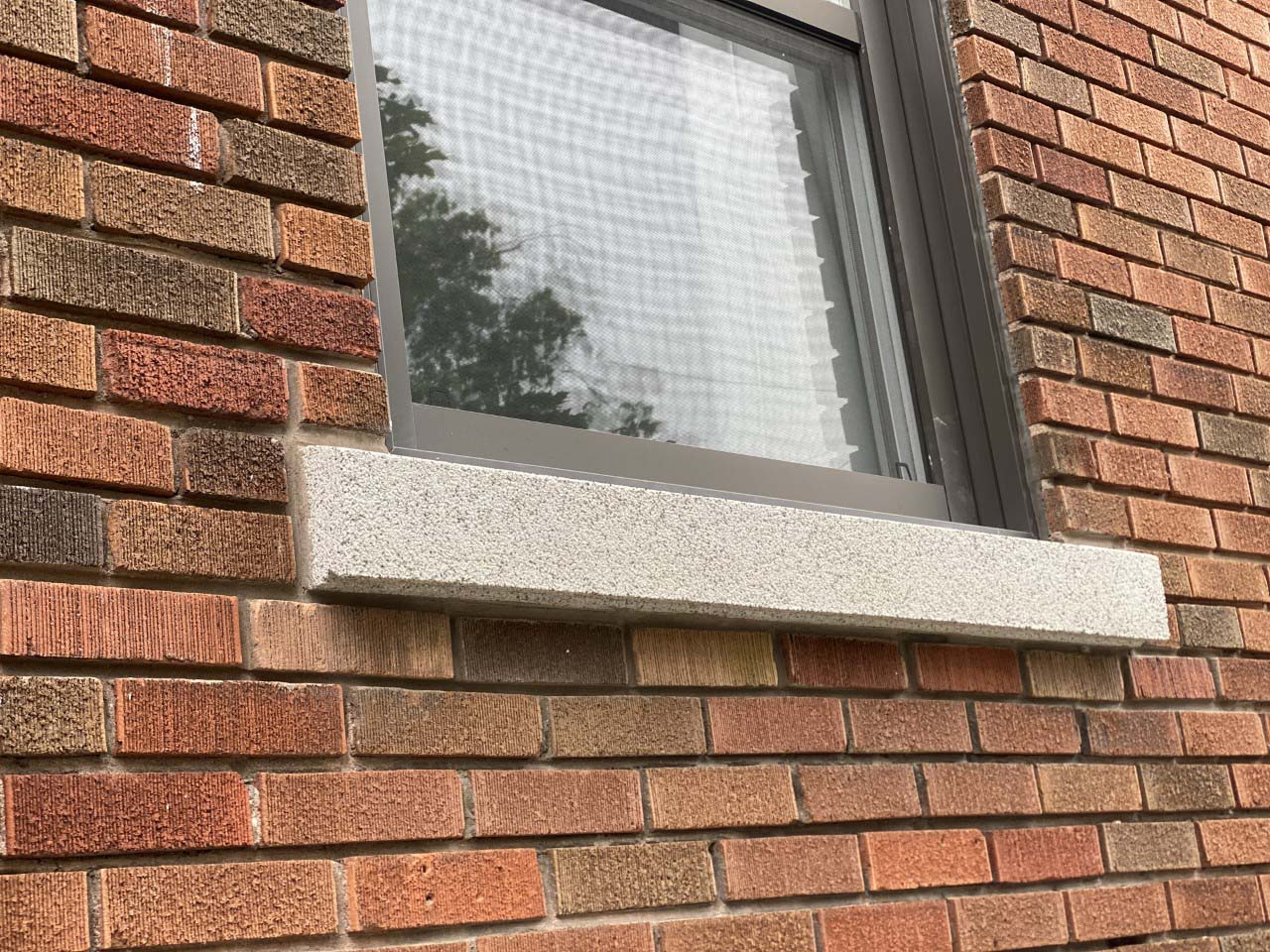 Un bâtiment en brique avec une fenêtre sur le côté.