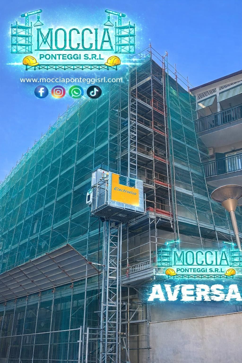 Esterno di un edificio ricoperto da impalcature verdi, con in evidenza un elevatore da cantiere e il logo dell'azienda Moccia Ponteggi.