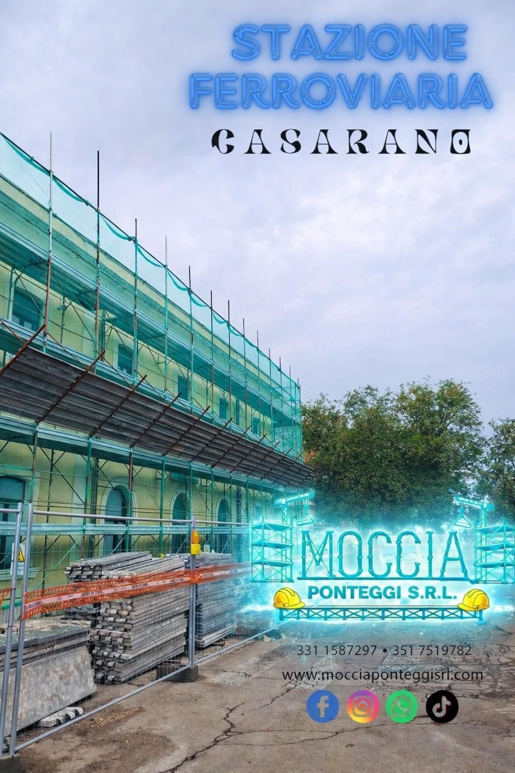 L'edificio della stazione ferroviaria di Casarano è circondato da impalcature, su cui campeggiano scritte pubblicitarie di Moccia Ponteggi SRL e link ai social media.