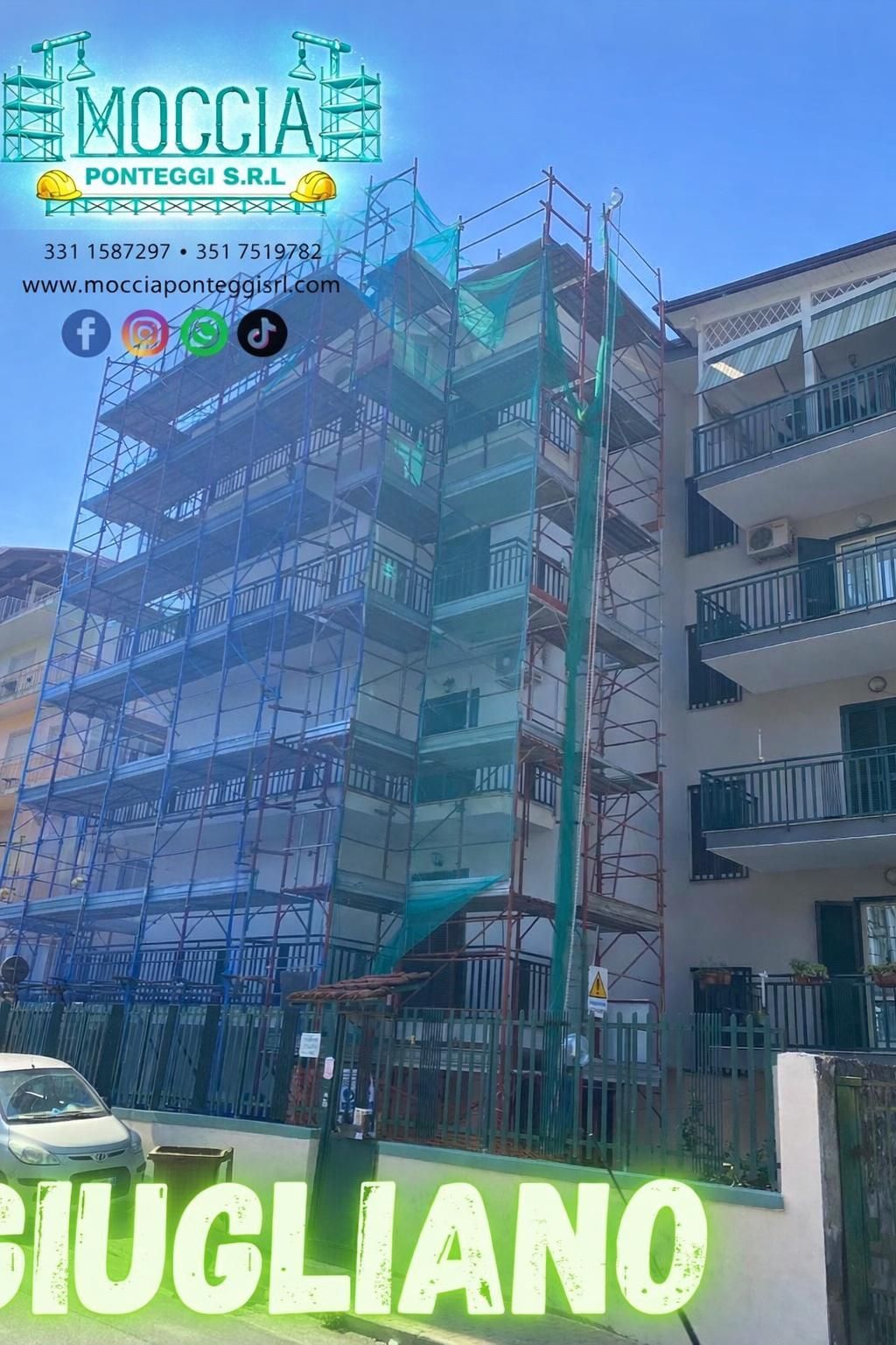 Ponteggi eretti da Moccia Ponteggi a fianco di un edificio a più piani a Giugliano, sotto un cielo azzurro e limpido.