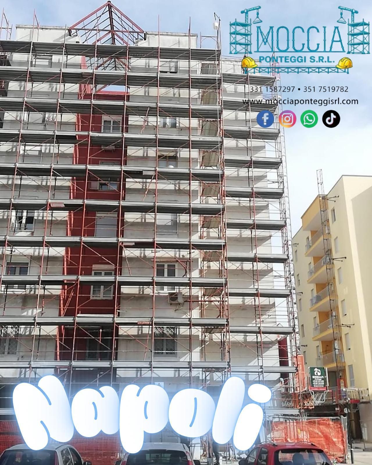 Un edificio residenziale ricoperto da un'estesa impalcatura metallica, caratterizzato da una colonna verticale rossa e dal logo aziendale sovrapposto.