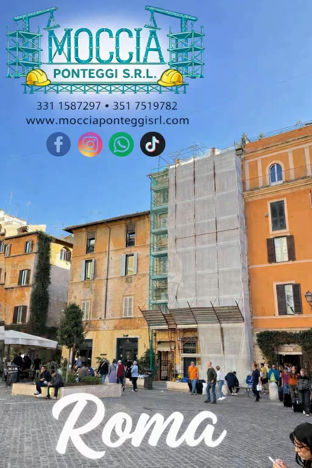 Ponteggi su un edificio in una piazza di Roma, con il logo e i recapiti di Moccia Ponteggi SRL in alto.