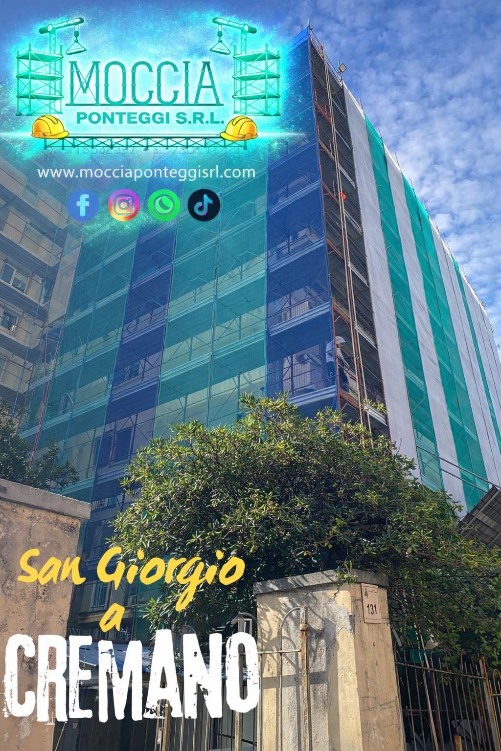 Un edificio a più piani avvolto da impalcature verdi e reti di sicurezza, con il logo aziendale sovrapposto in un angolo.