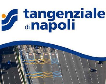 Logo della Tangenziale di Napoli sopra una vista aerea di un casello autostradale con le corsie di traffico segnalate.