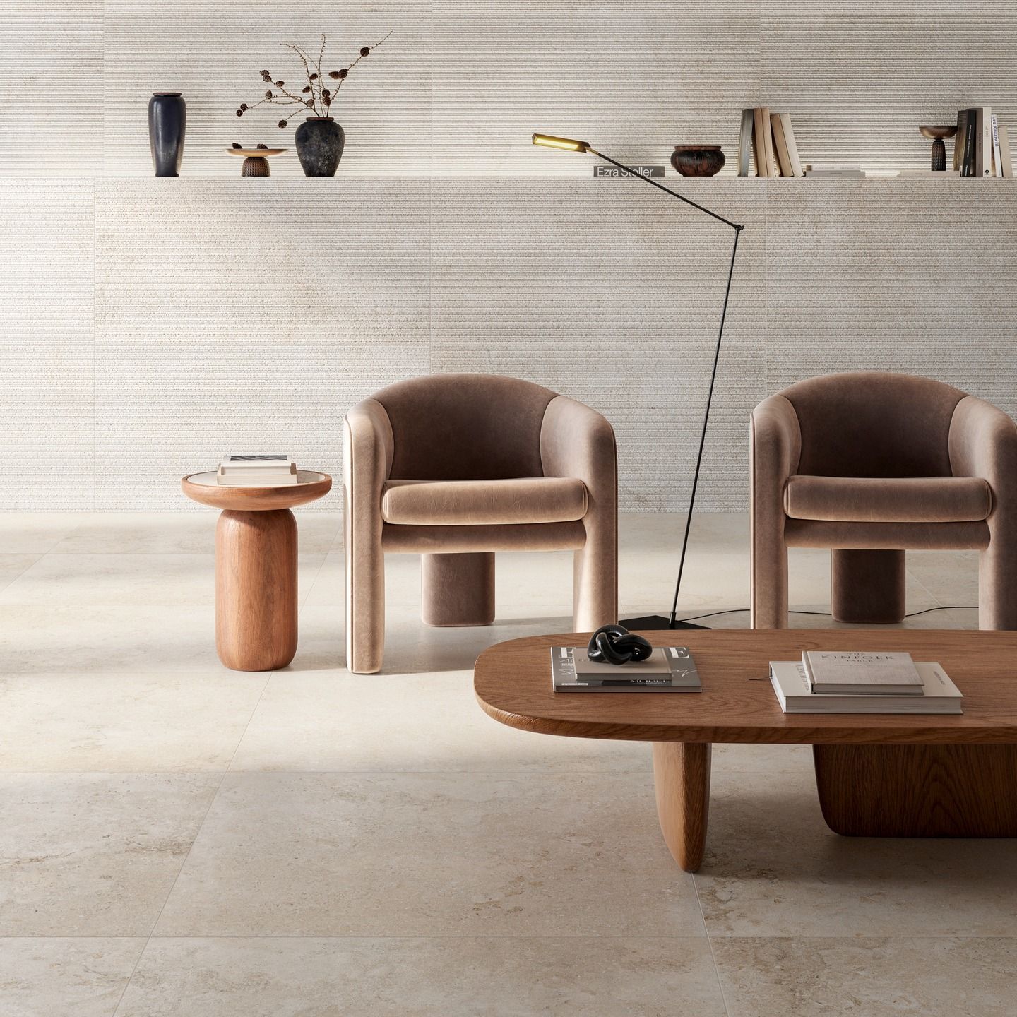 In una stanza moderna e minimalista, due poltrone imbottite beige, un tavolino laterale in legno e un tavolino basso sono disposti in modo da creare un ambiente confortevole.