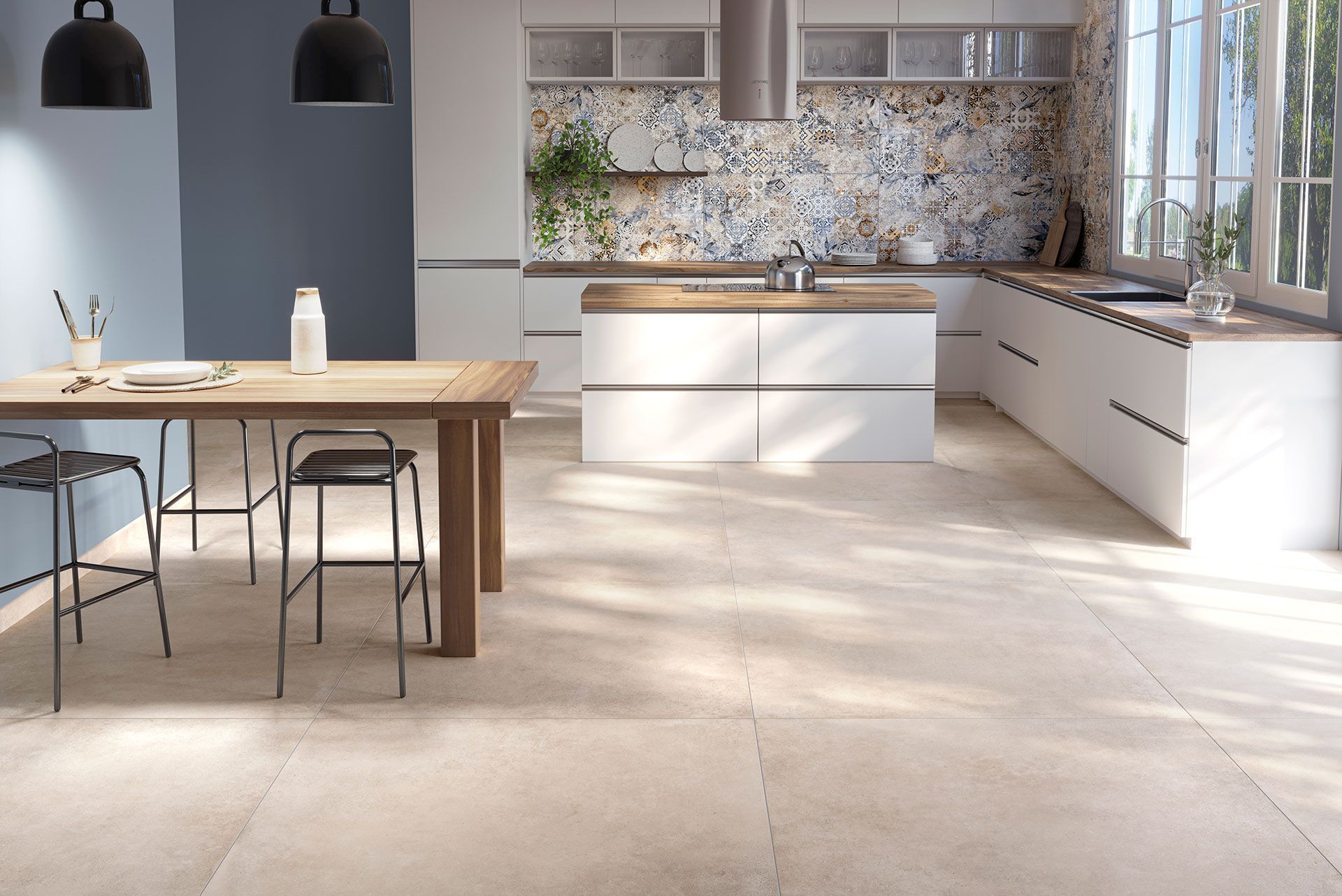 Una cucina luminosa e moderna con tavolo in legno e due sgabelli, mobili bianchi e piastrelle decorative a parete come rivestimento.