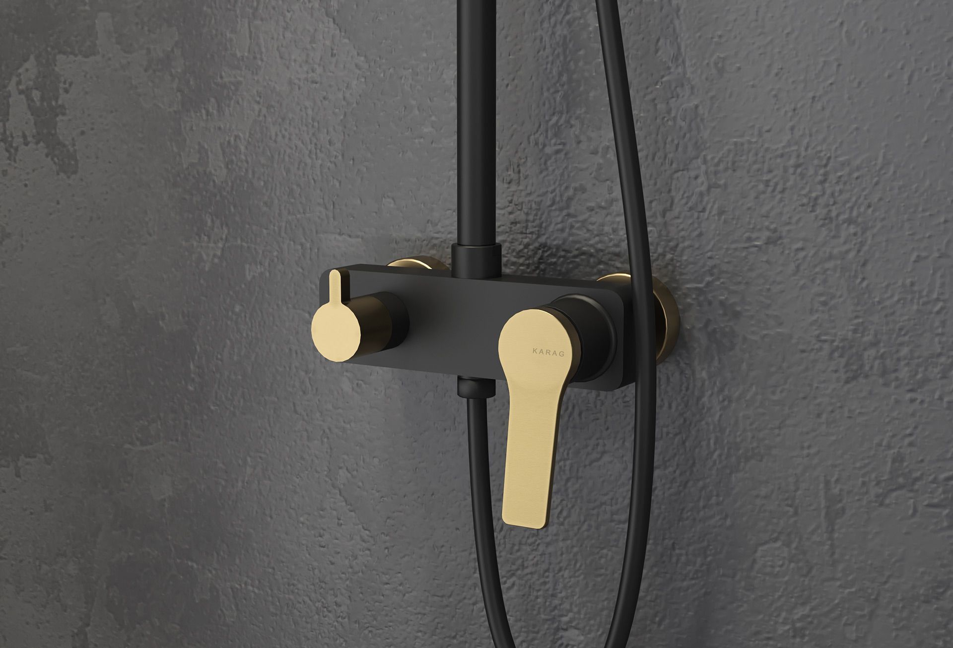 Un rubinetto per doccia nero e oro montato su una parete grigio scuro con finitura ruvida.
