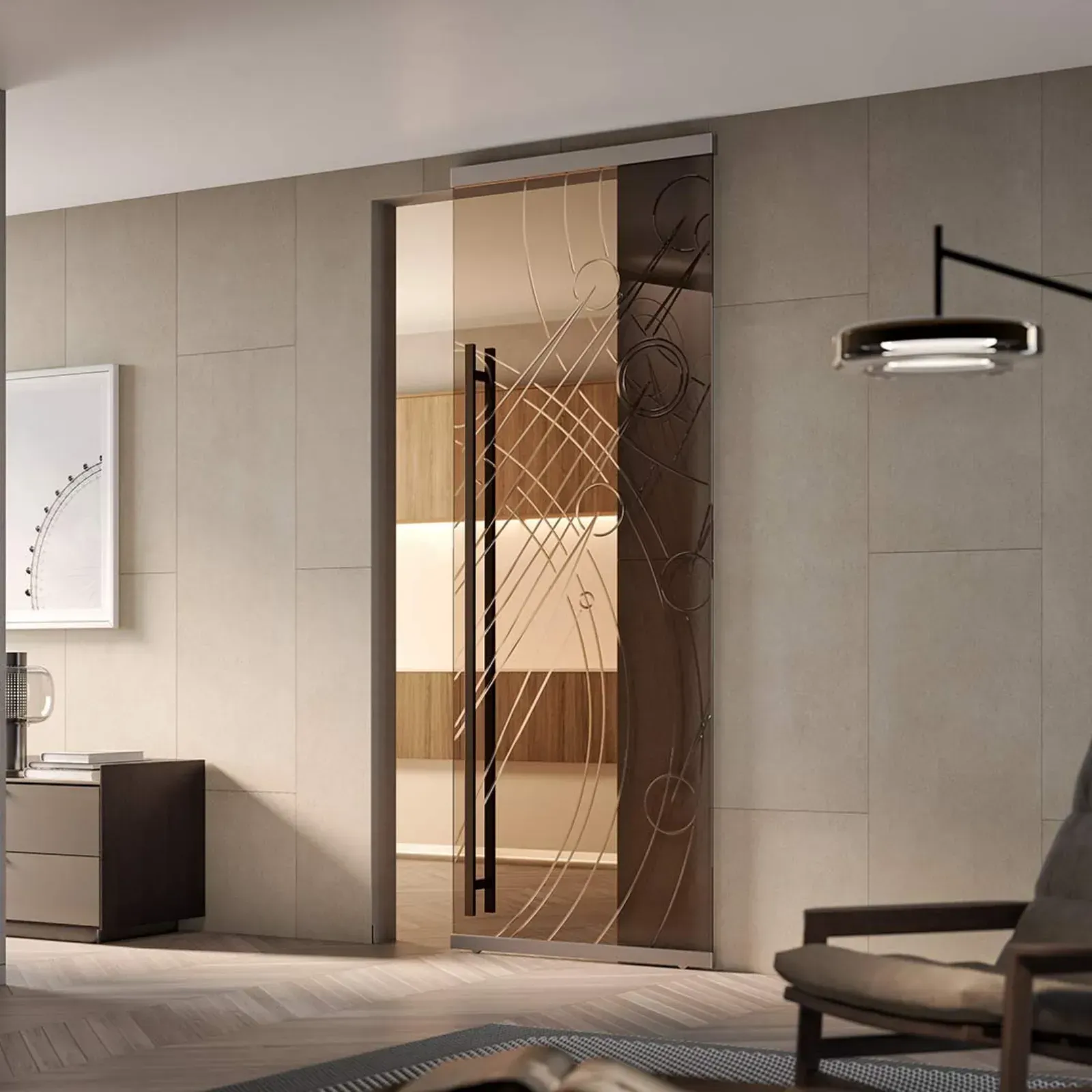 Una moderna porta scorrevole in vetro con motivo geometrico dorato e maniglia alta nera, in un ambiente interno minimalista.