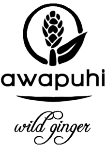 Logo per Awapuhi Wild Ginger raffigurante un fiore e una foglia di zenzero all'interno di un cerchio, con testo in basso.