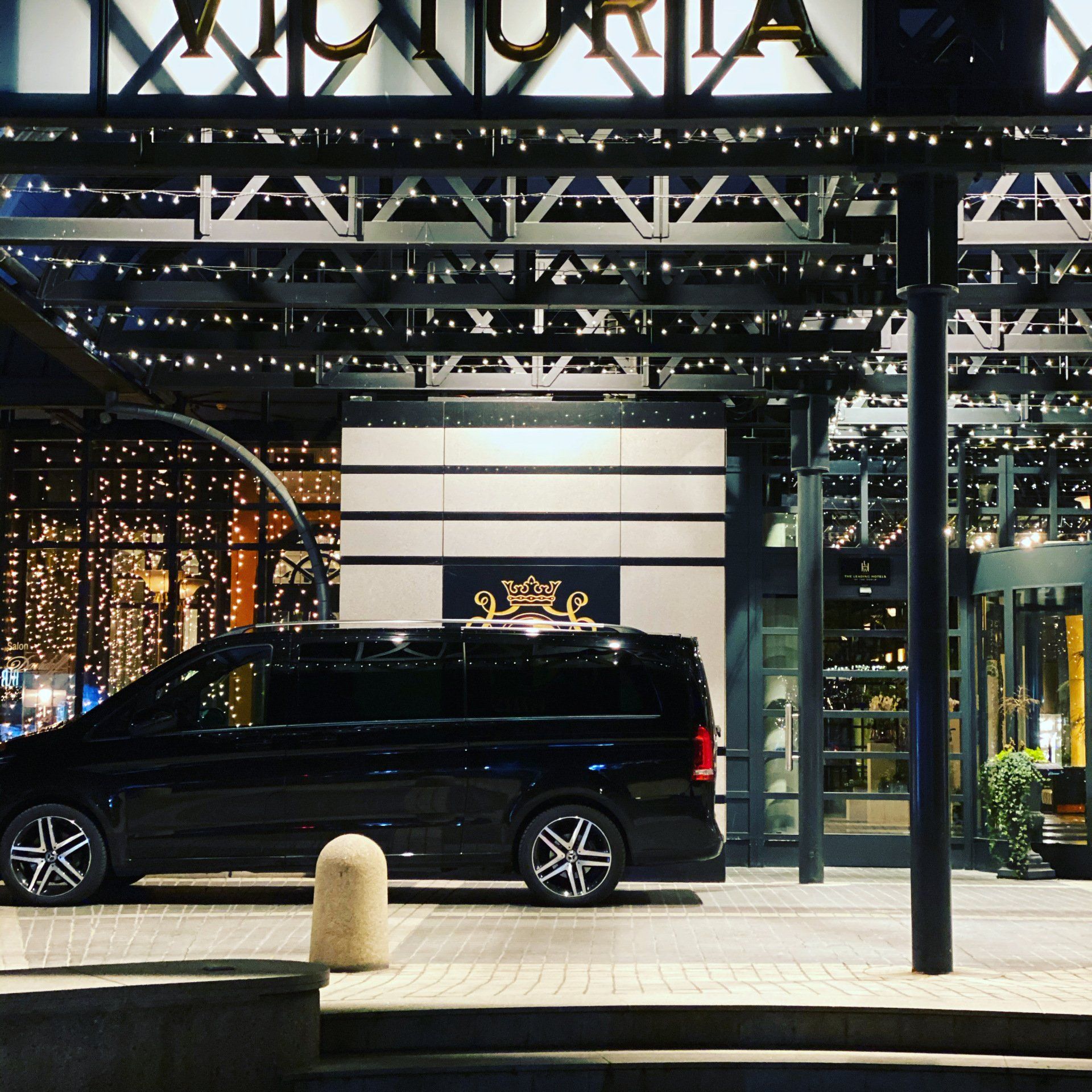 fourgon garé devant un hôtel