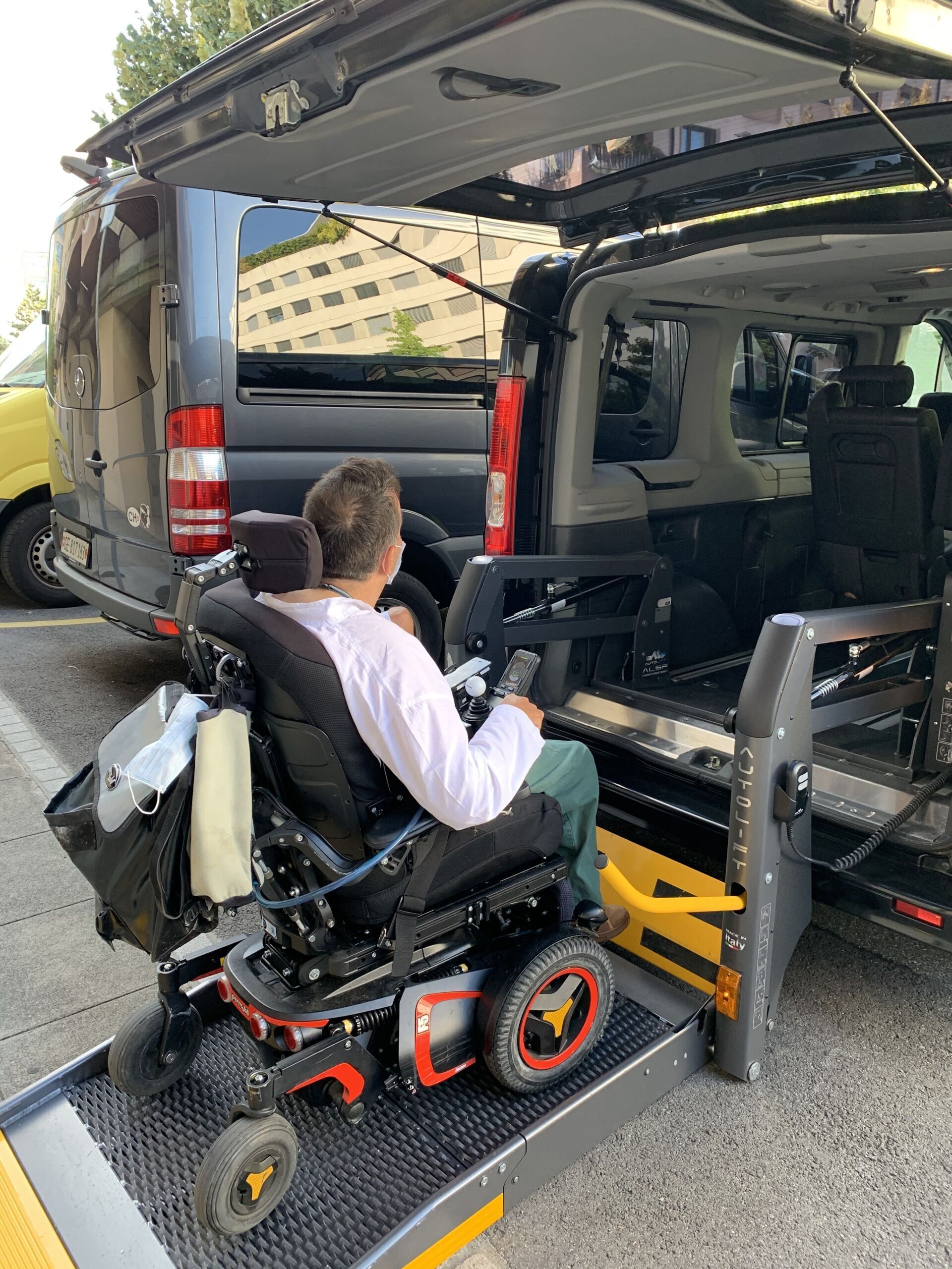 personne à mobilité réduite avec véhicule adapté