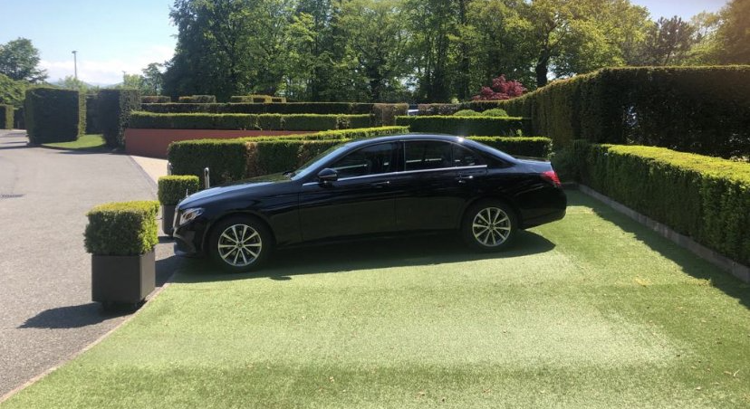 voiture noire de luxe sur la pelouse