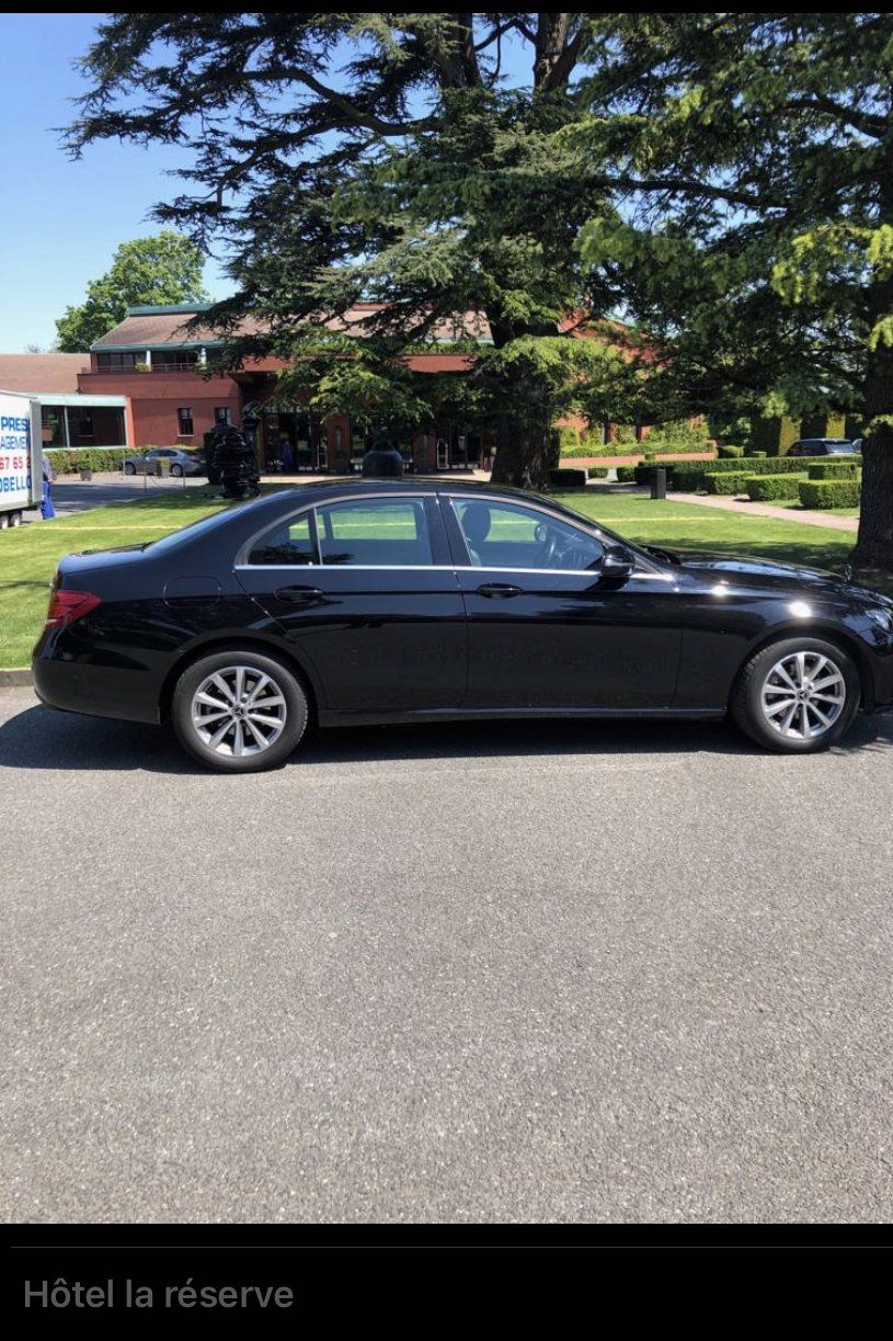 voiture garée dans un parc