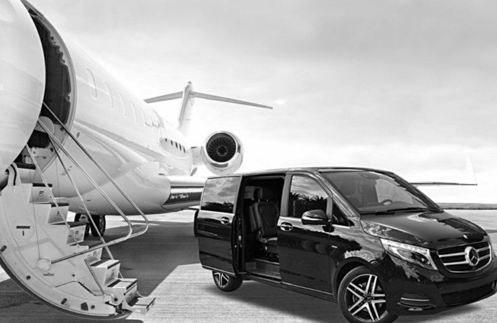 avion avec véhicule noir