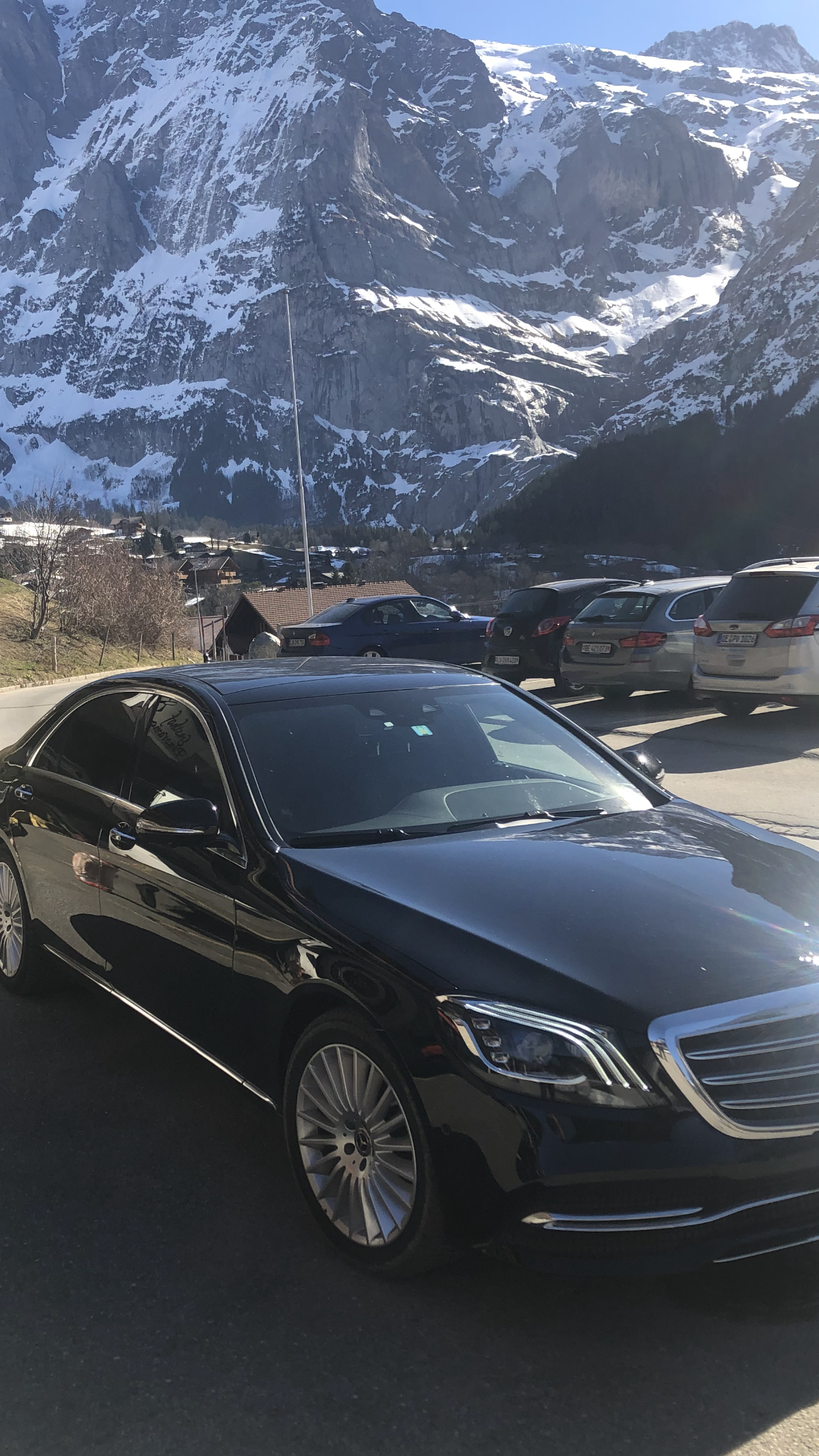 voiture noire avec paysage montagneux
