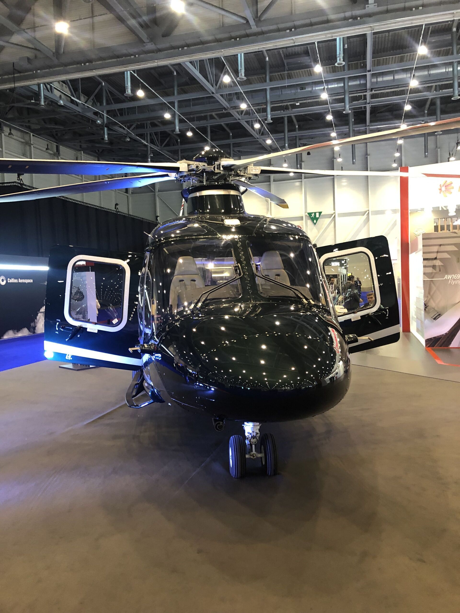 hélicoptère garé dans un hangar