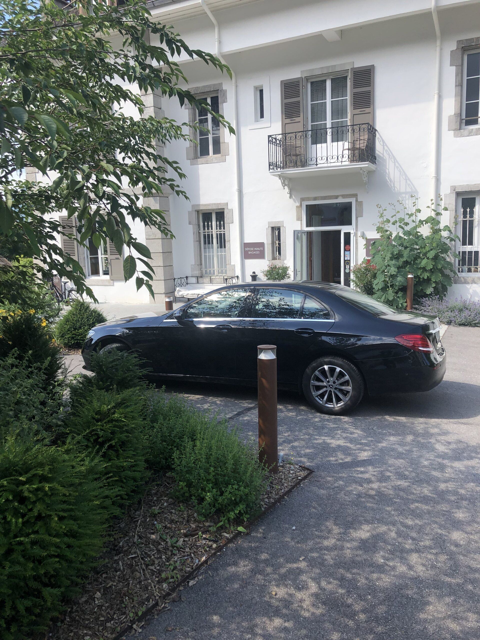 voiture parquée devant maison