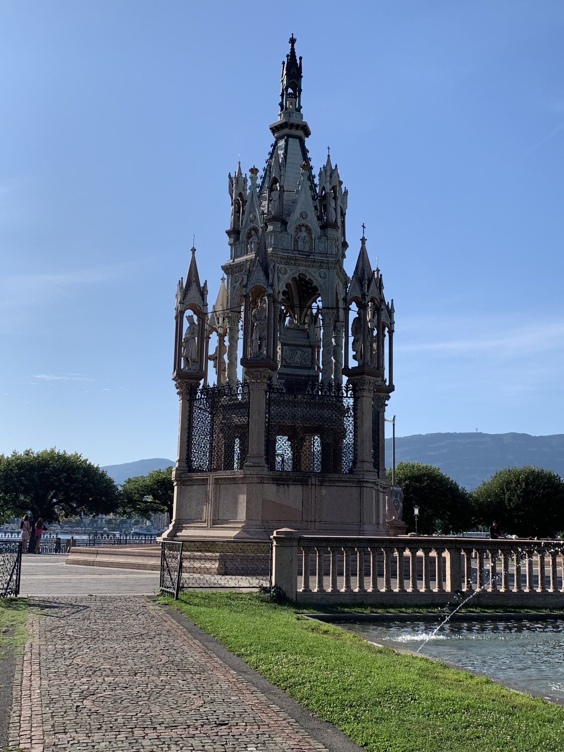 monument dans un parc