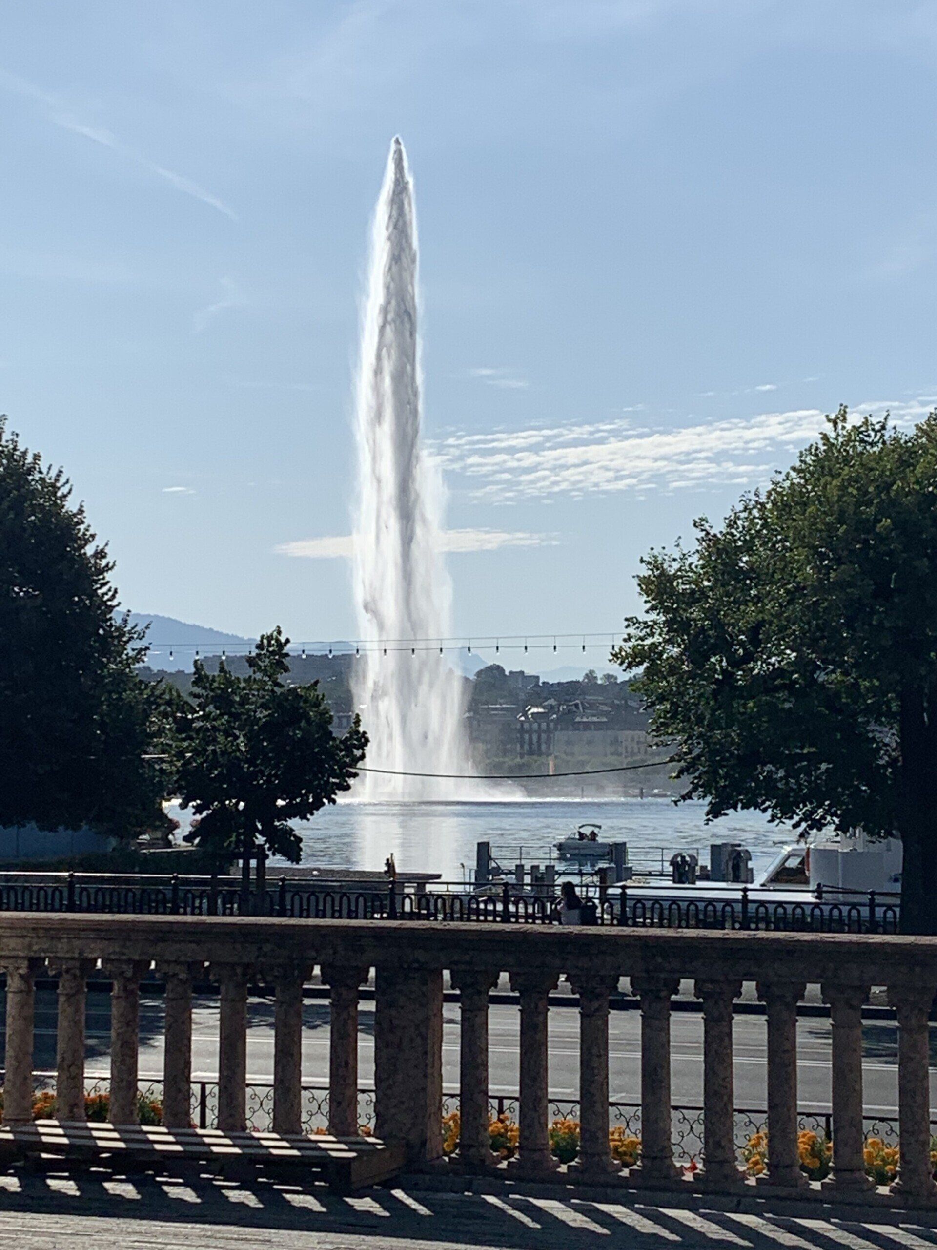 jet d'eau depuis un pont à genève