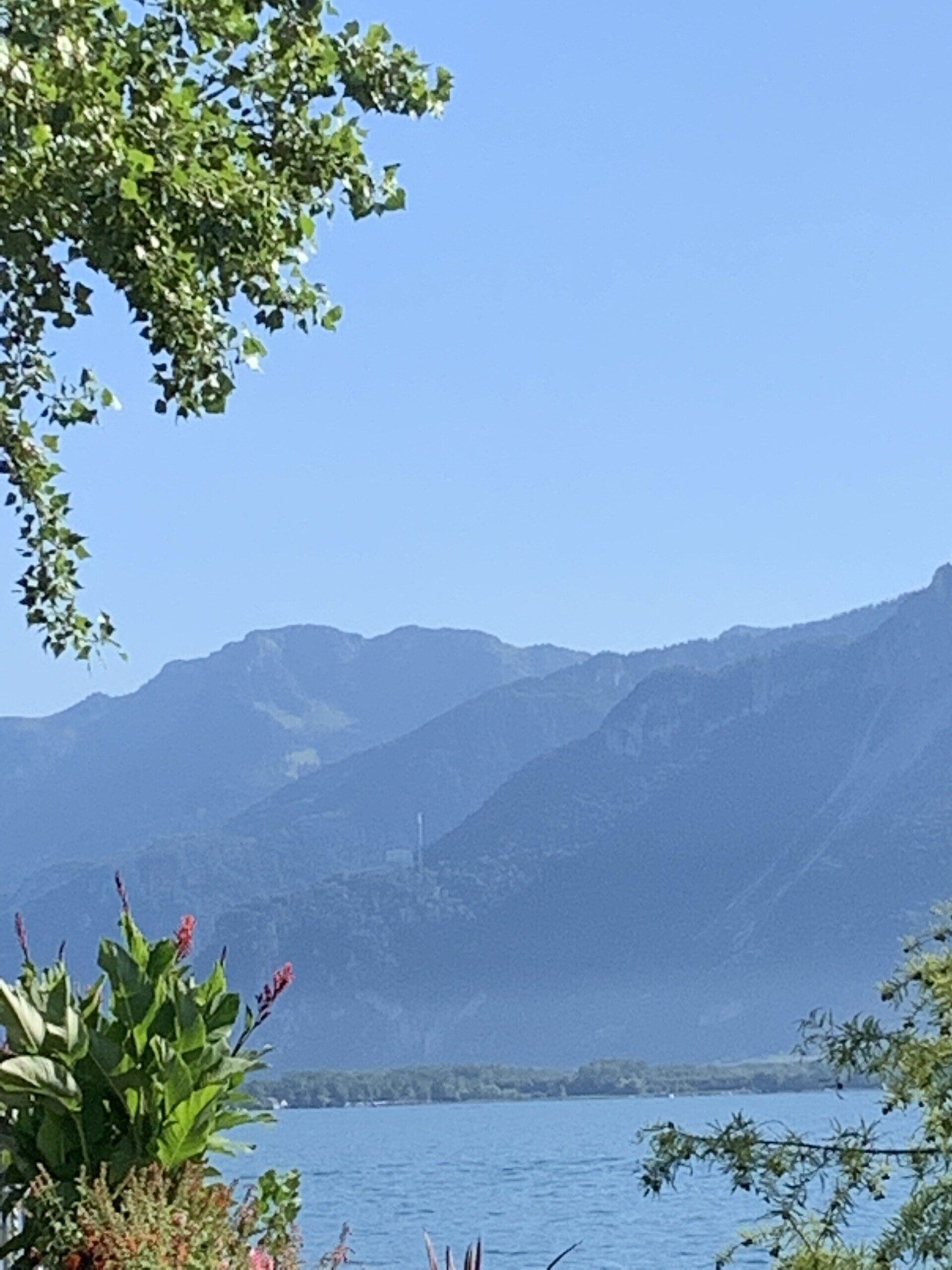 vue sur un lac par beau temps