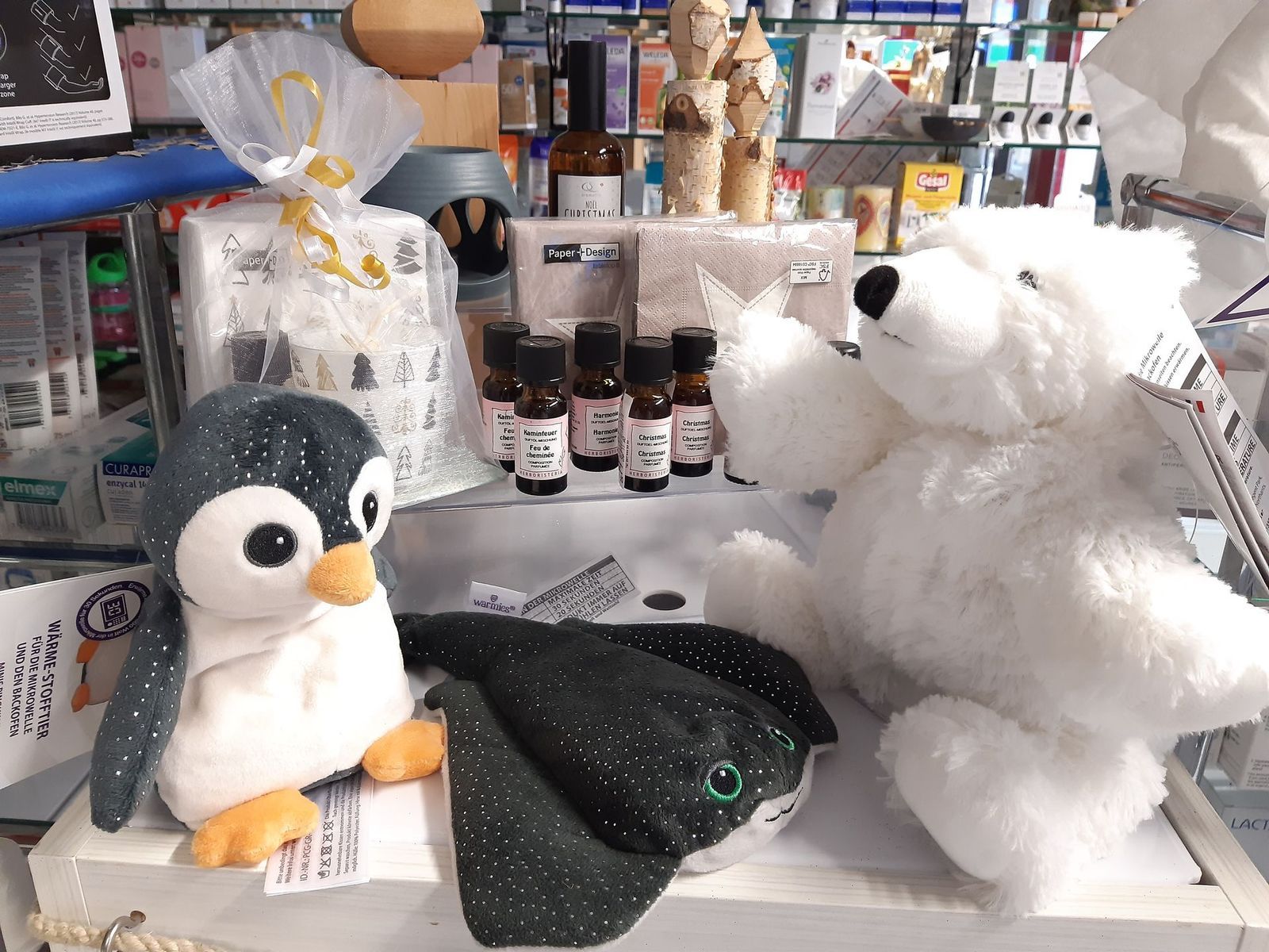 Stoffpinguine, Stachelrochen und Eisbären werden zusammen mit Aromatherapieölen ausgestellt.