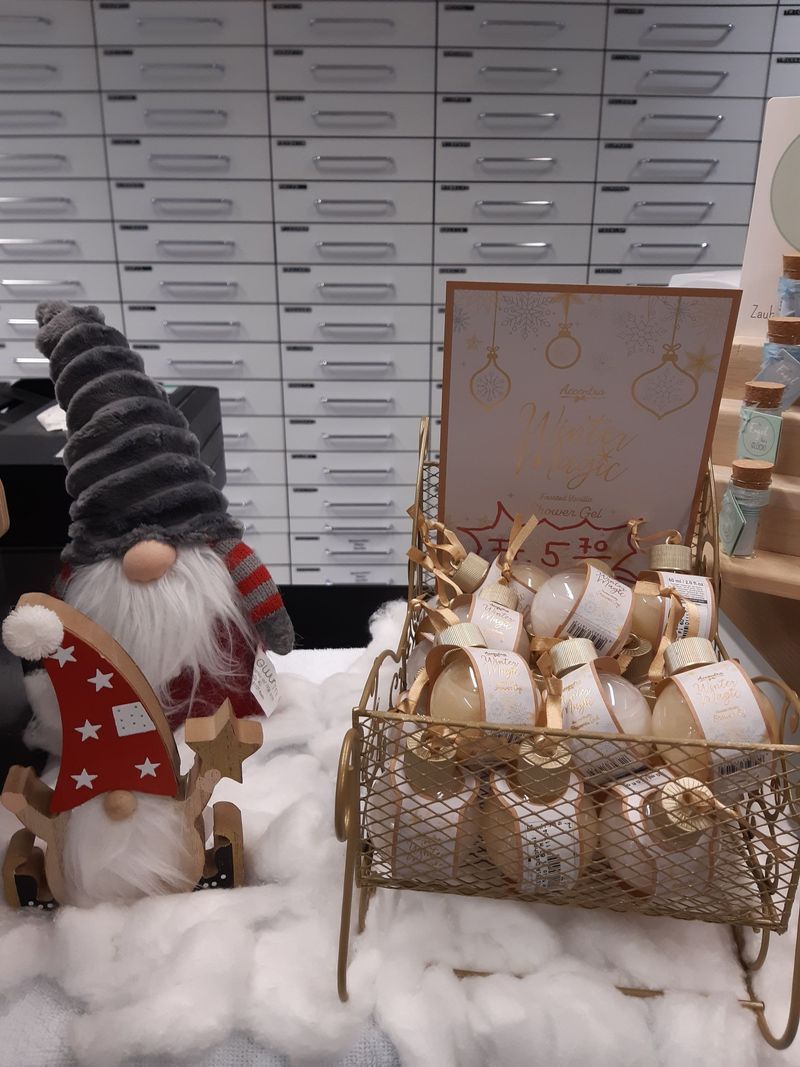 Weihnachtsdekoration mit Wichtelfiguren und Christbaumschmuck.