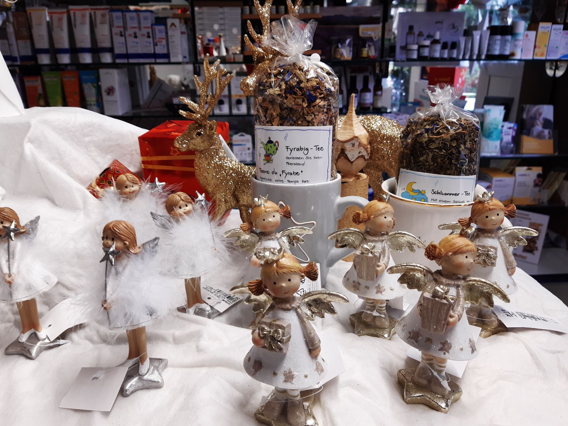Weihnachtsdekoration mit Engelsfiguren und anderen Dekorationsartikeln in einem Geschäft.