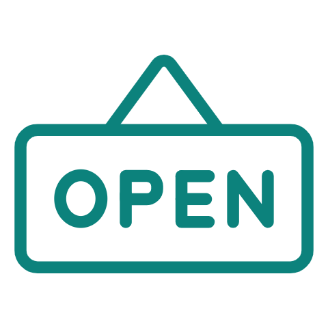 Grünes „Geöffnet“-Schild, das an einem dreieckigen Haken hängt.