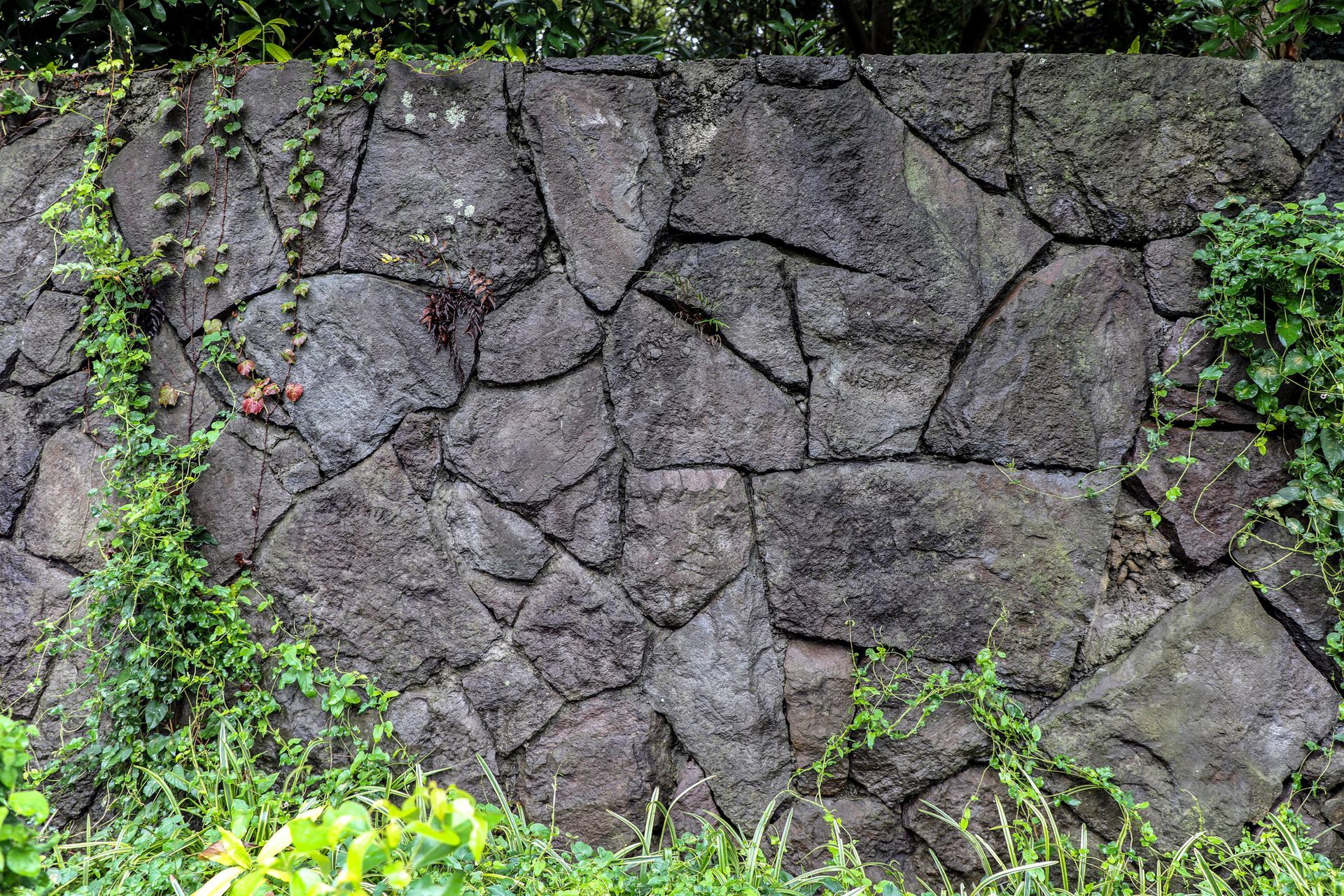 Stone Wall with Varying Sizes of Dark Gray Stones — Tucker, GA — A-1 Driveway Replacement Company