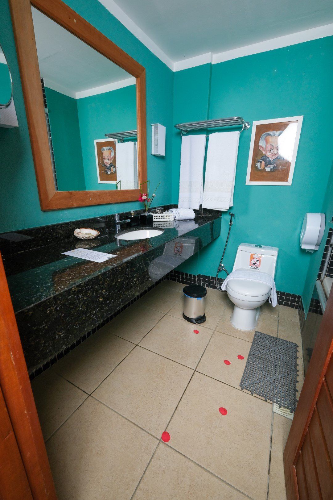 Um banheiro com vaso sanitário, pia e espelho