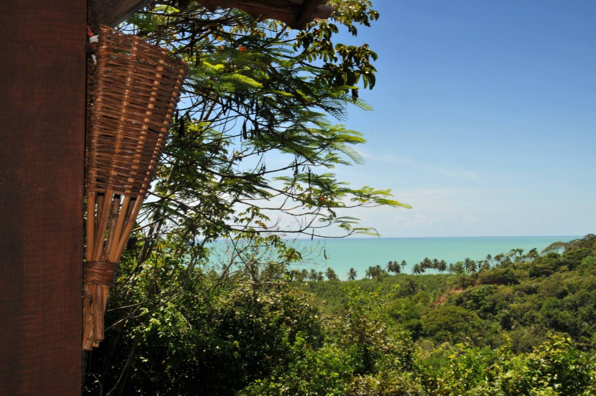 Uma vista do oceano de uma varanda de vime