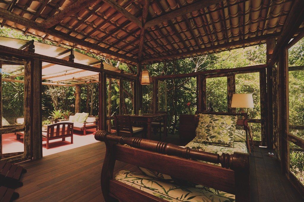 Uma sala de estar com móveis de madeira e um telhado de madeira