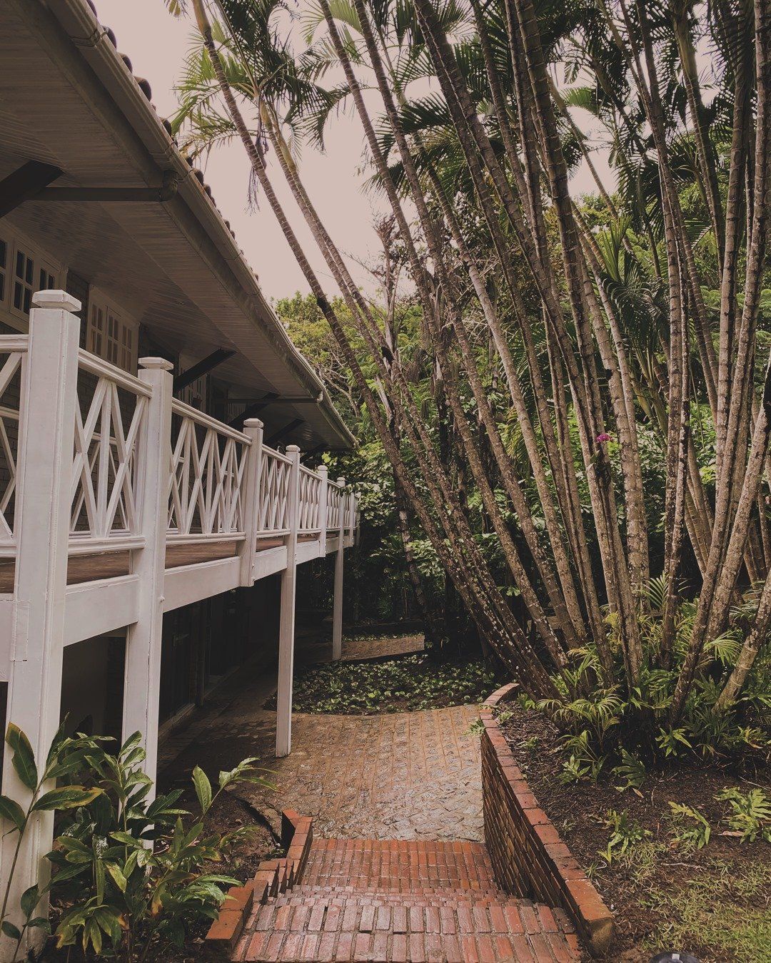 Uma casa com varanda e escadas que levam até ela