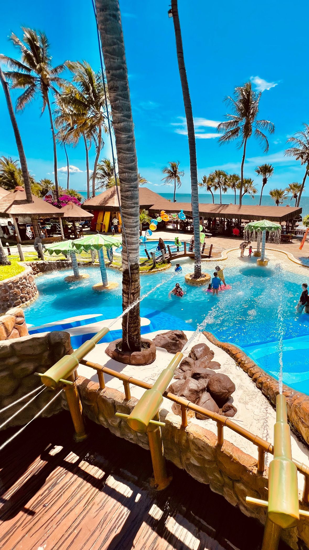 Uma vista aérea de um rio que deságua no oceano.