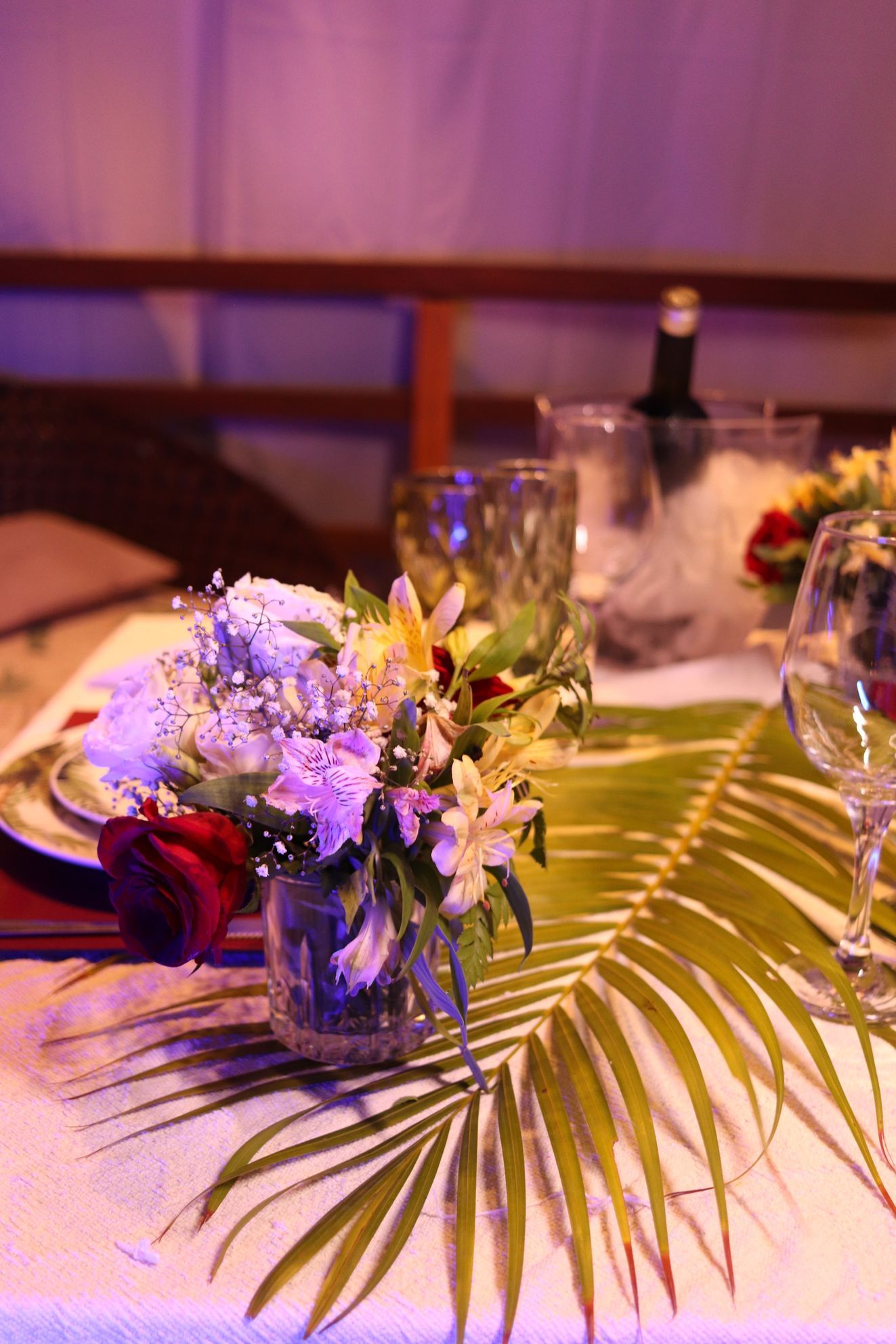 Uma mulher de biquíni está deitada em uma espreguiçadeira perto de uma piscina.