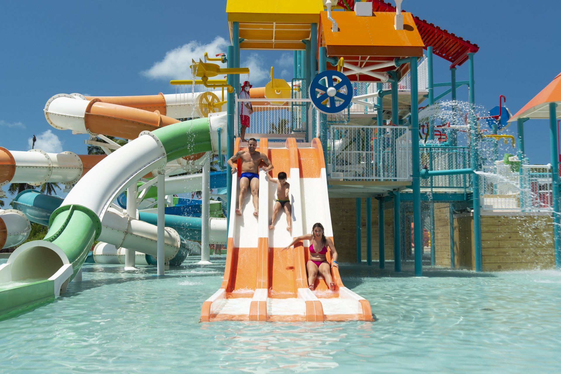 Um grupo de pessoas está descendo um toboágua em um parque aquático.