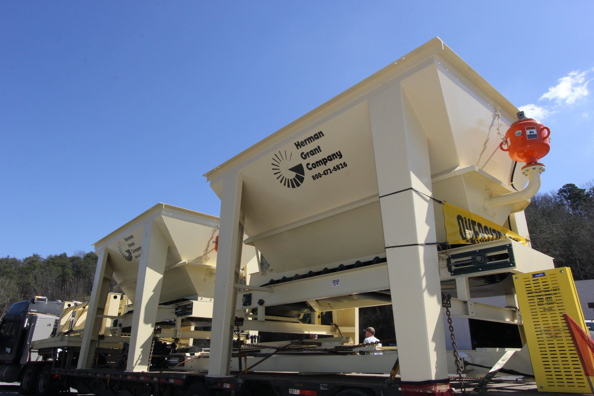 A large machine that says screen super company on it