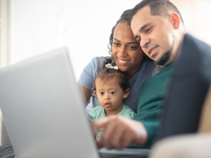 An image showing a caring insurance agent helping a consumer compare quotes in South Carolina.