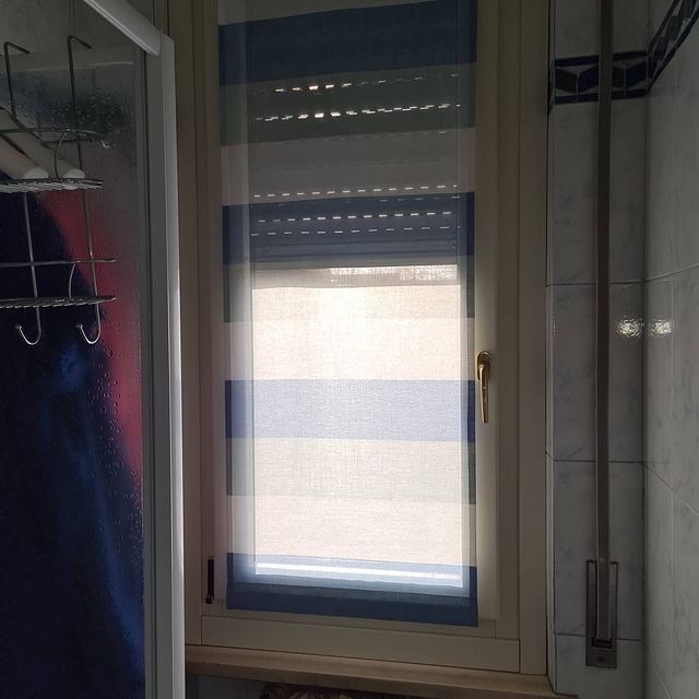 tenda per la finestra del bagno