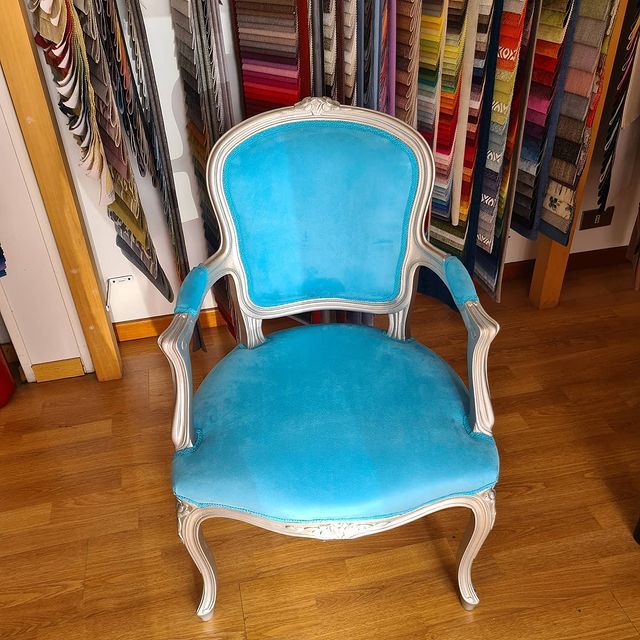poltroncina imbottita in tessuto azzurro