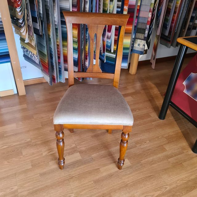 sedia imbottita in legno