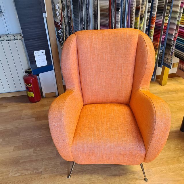 poltrona rivestita con stoffa corallo