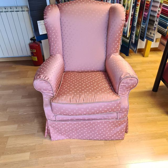 poltrona rivestita in stoffa rosa