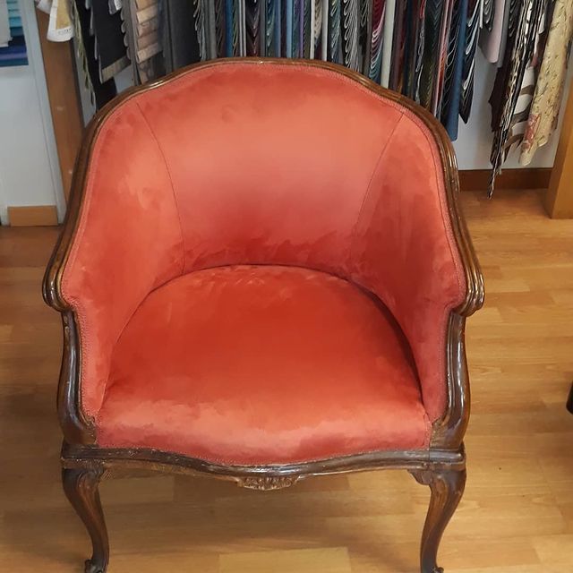 poltrona rivestita in stoffa rossa