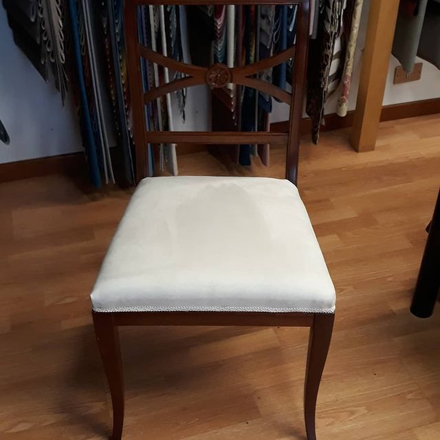sedia imbottita in legno senza braccioli